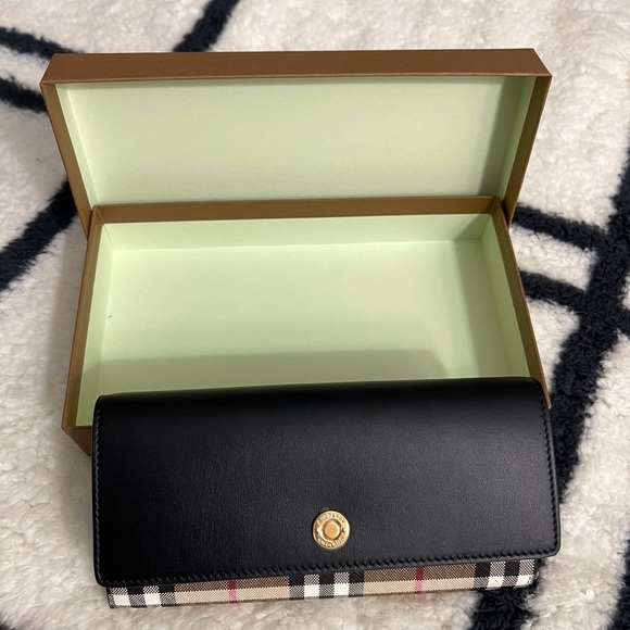 Brand New in box Beautiful BURBERRY Ladies Wallet !!! - Picture 5 of 11